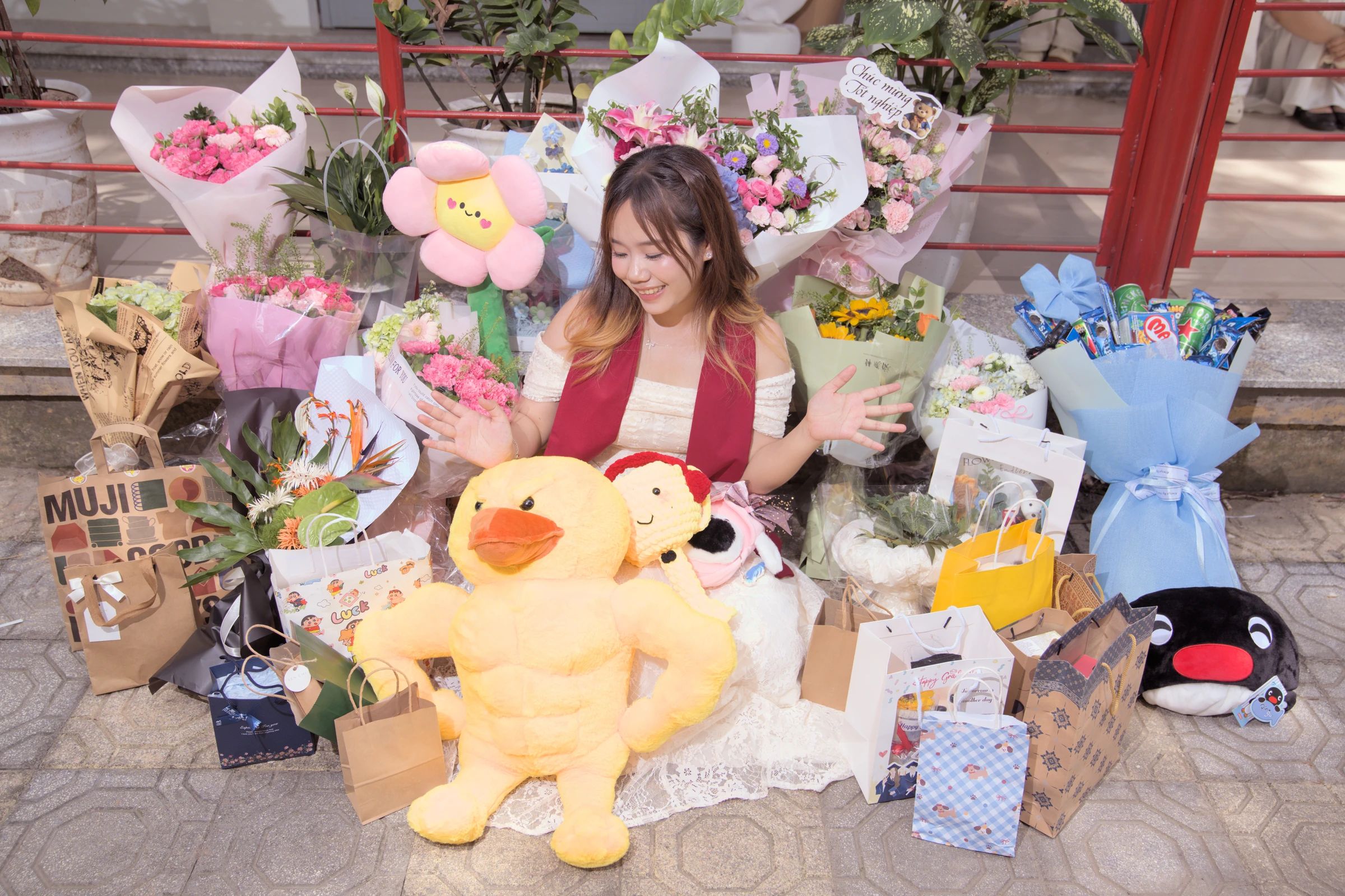Quyên with flowers and gifts
